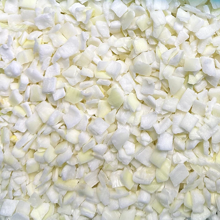 Bevroren ui in blokjes gesneden